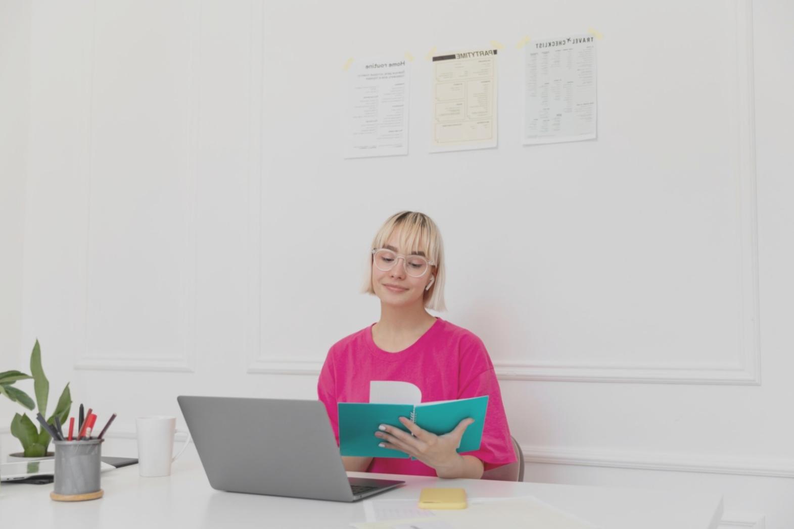 Finanzberaterin erklärt Anlagestrategie mit Diagrammen