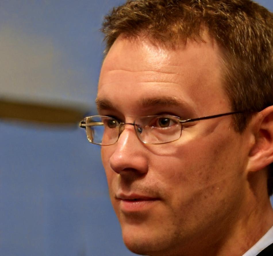 Finanzberater erklärt Konzepte am Whiteboard