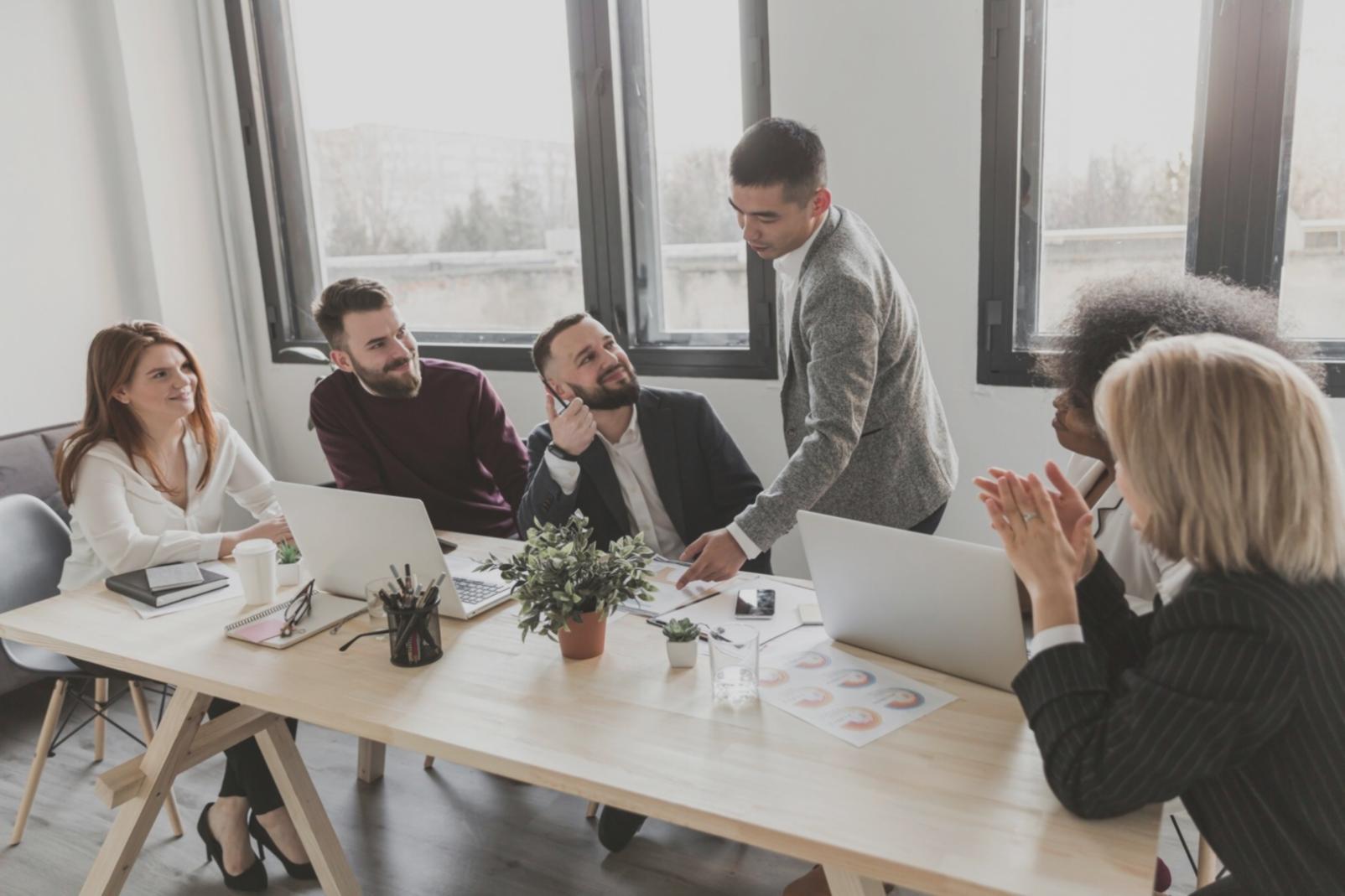 Gruppendiskussion über Finanzstrategien