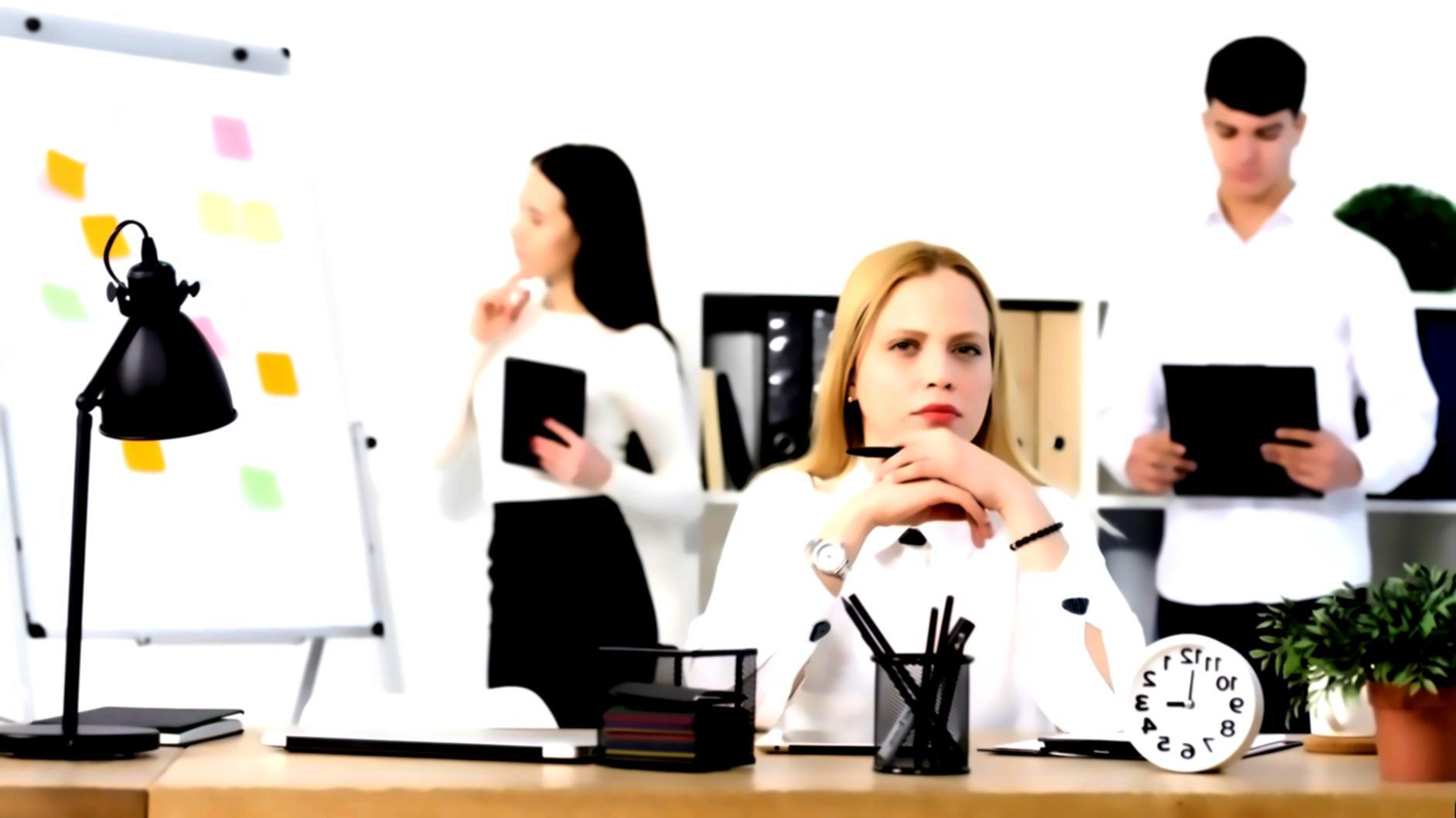 Person plant Budget mit Kalkulationstabelle