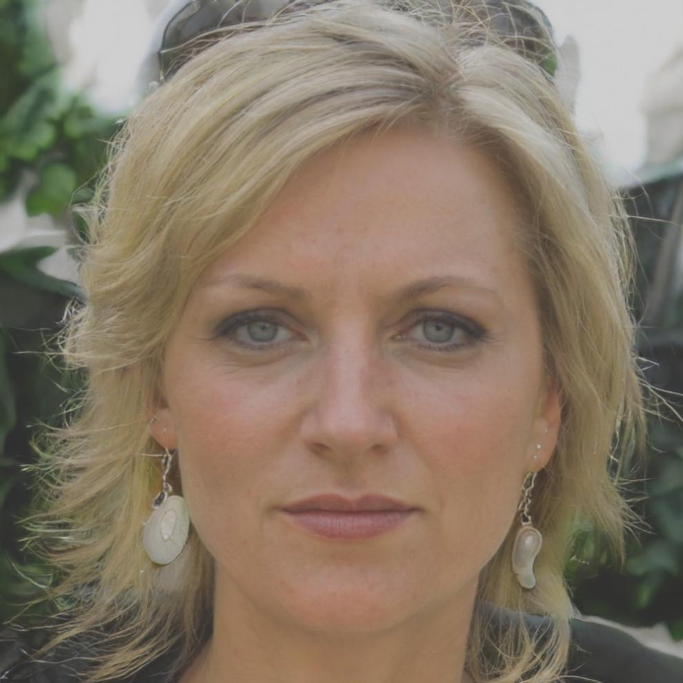 Lächelnde Finanzberaterin bei der Kundenbetreuung