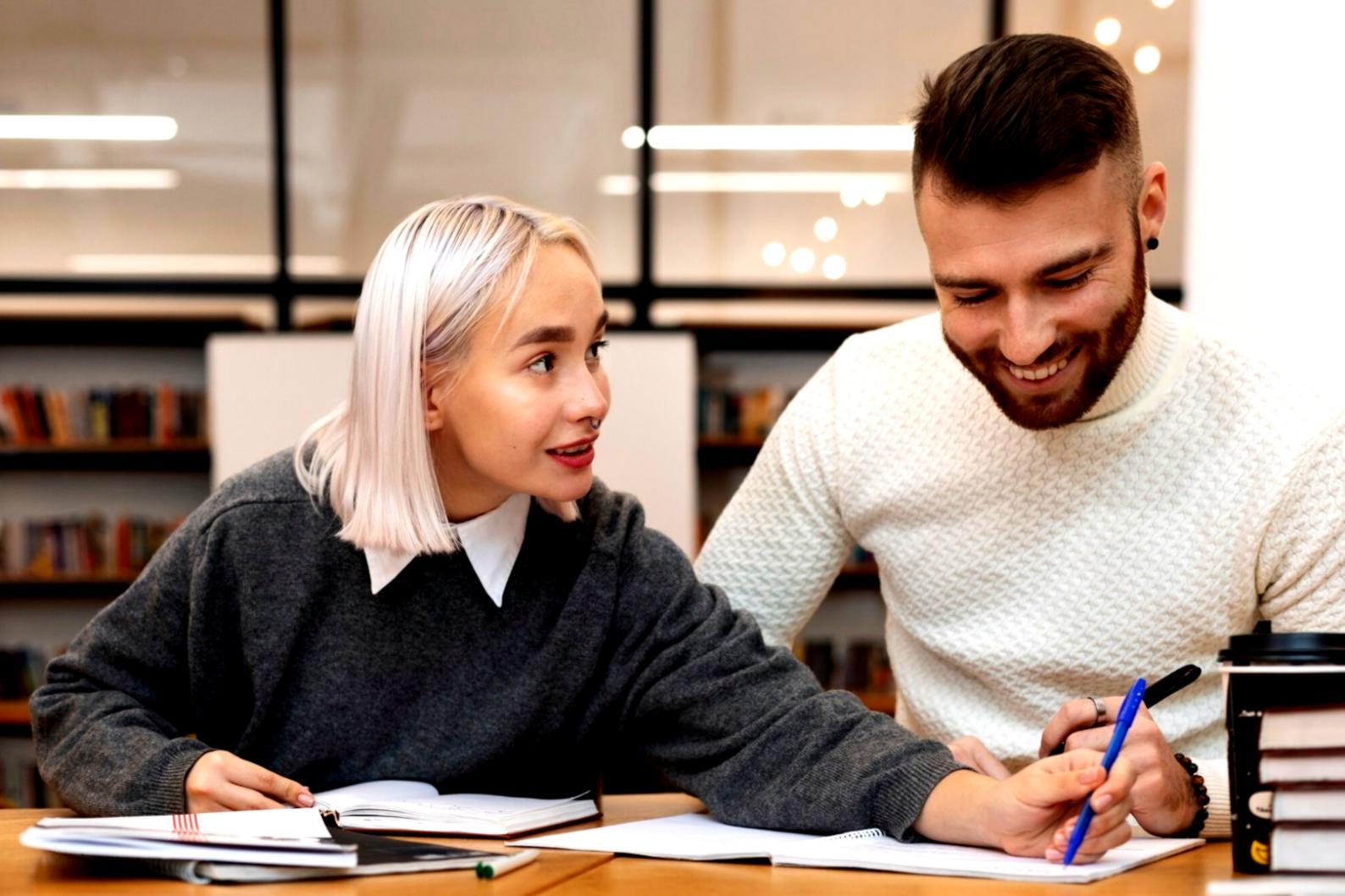 Moderner Arbeitsplatz mit Finanzunterlagen und digitalen Tools